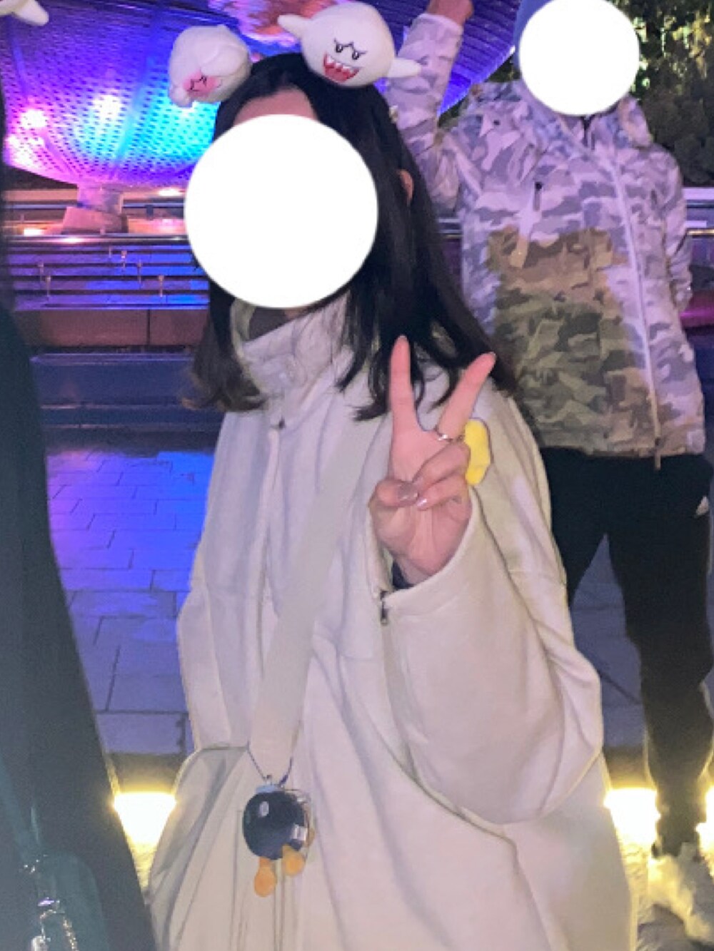 ベージュ系のその他アウター、ブラック系のその他パンツ、ホワイト系のショルダーバッグを着用したレディースの冬コーディネートの2枚目の写真