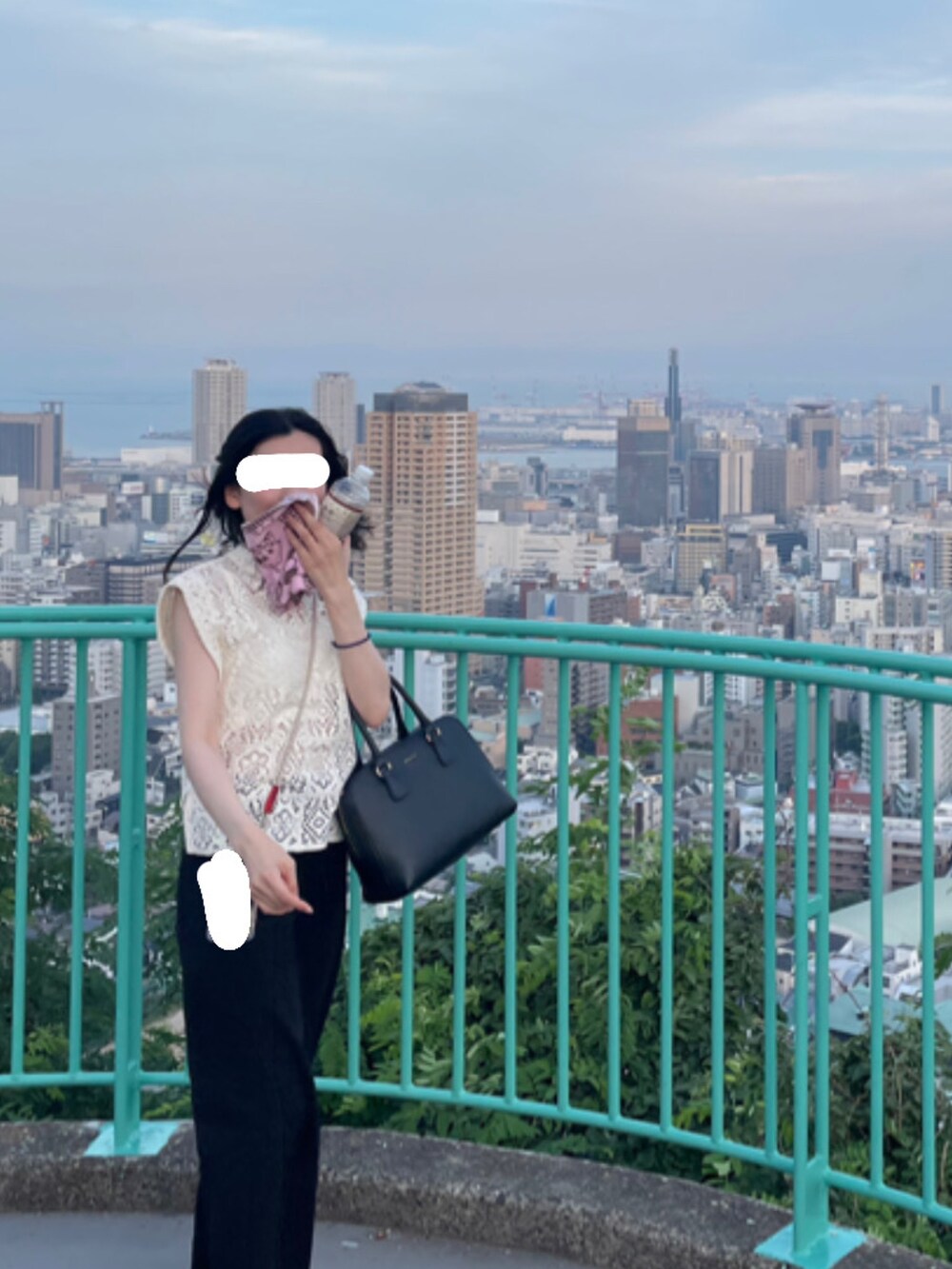 ブラック系のショルダーバッグ、ホワイト系のTシャツ/カットソー、ブラック系のその他パンツを着用したレディースの夏コーディネートの2枚目の写真