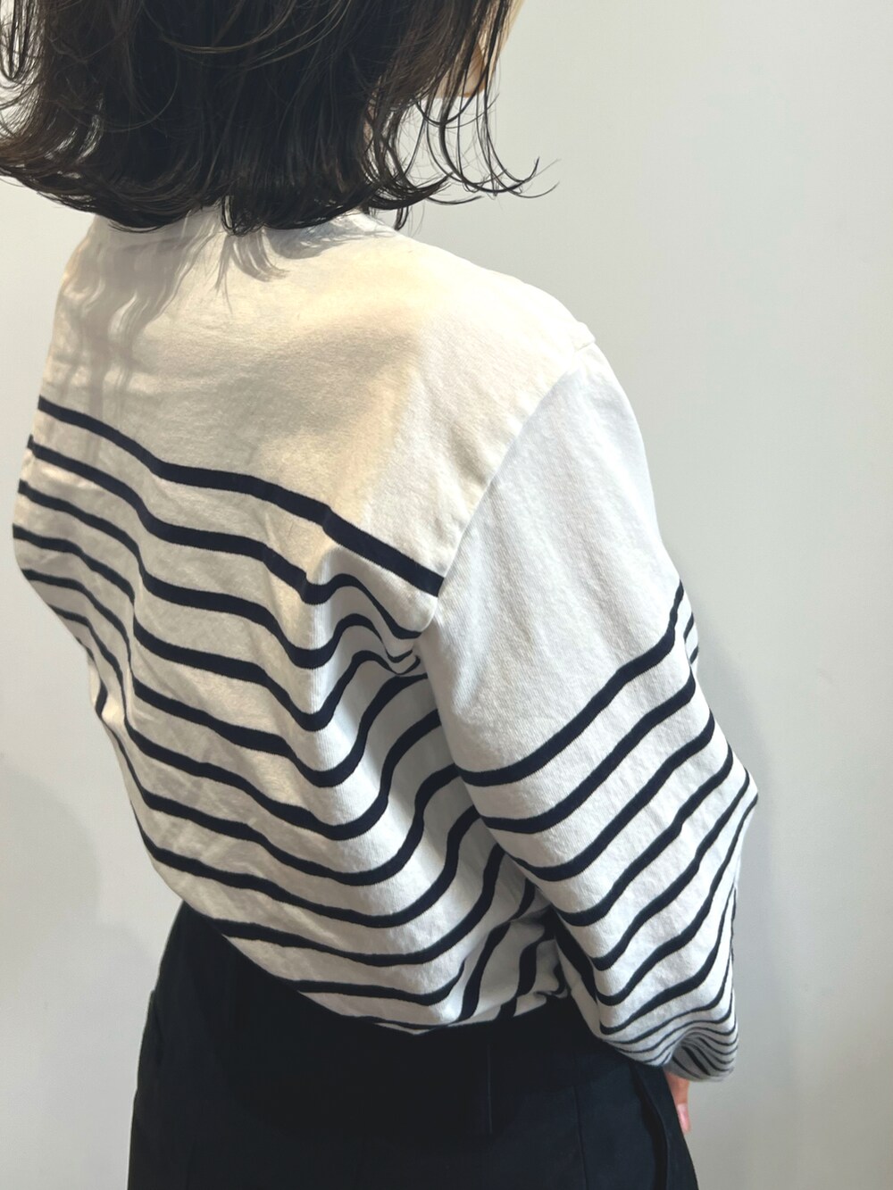 ベージュ系のその他アウター、その他のTシャツ/カットソー、ブラック系のその他パンツを着用したレディースの春コーディネートの2枚目の写真