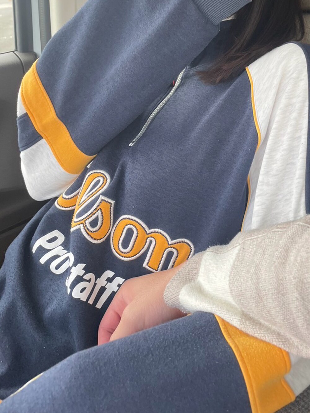 ブルー系のスウェット、ブラック系のその他パンツを着用したレディースの冬コーディネートの3枚目の写真