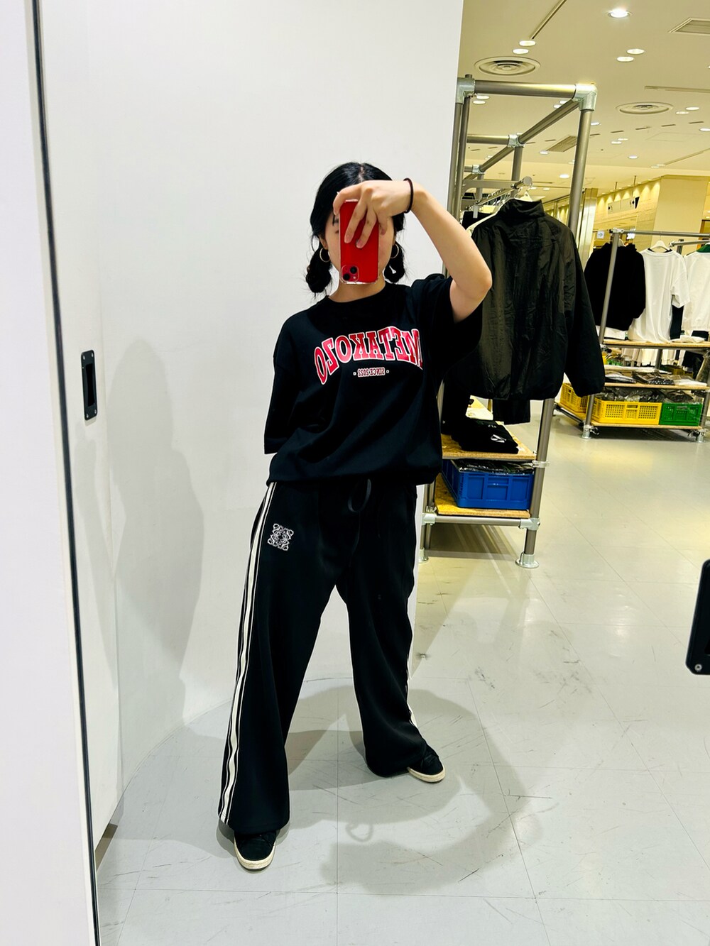 ブラック系のTシャツ/カットソー、ブラック系のスウェットパンツを着用したレディースの秋コーディネートの2枚目の写真