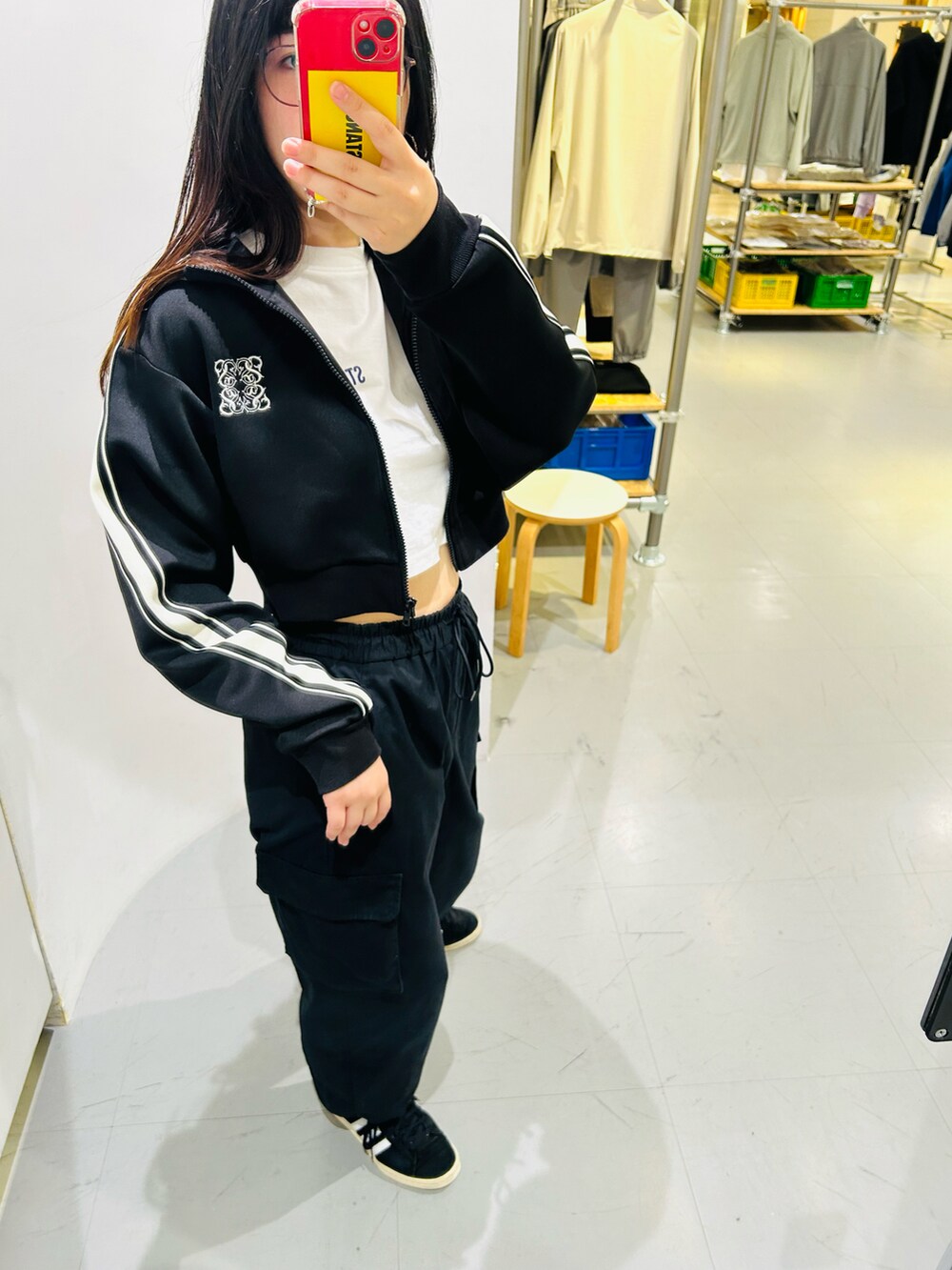 ホワイト系のTシャツ/カットソー、ブラック系のブルゾンを着用したレディースの秋コーディネートの2枚目の写真