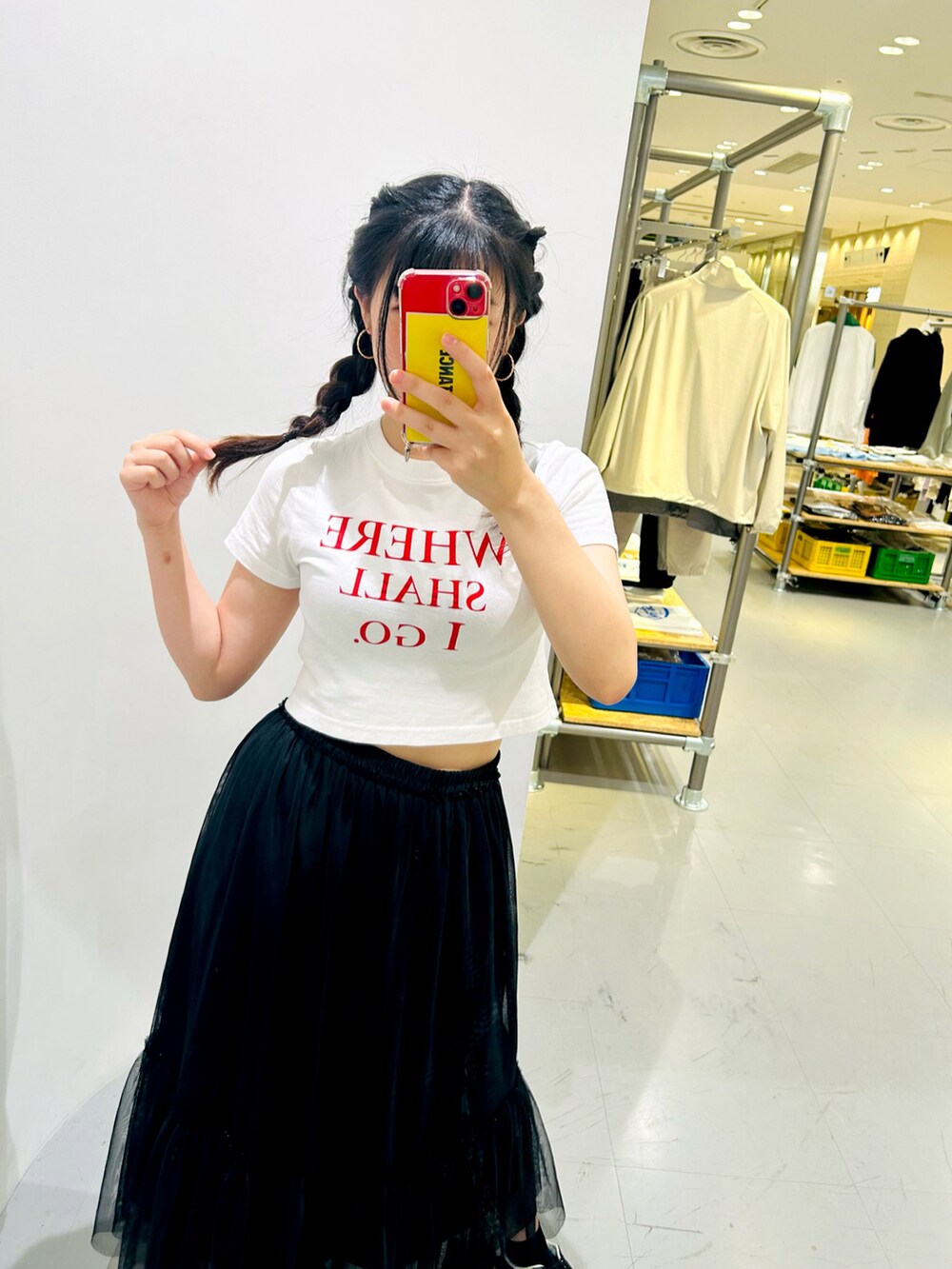 グレー系のジャケット/アウター、ホワイト系のTシャツ/カットソー、ブラック系のスカートを着用したレディースの秋コーディネートの3枚目の写真