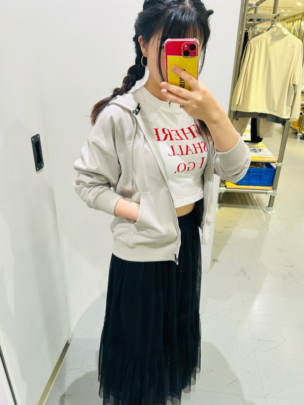 グレー系のジャケット/アウター、ホワイト系のTシャツ/カットソー、ブラック系のスカートを着用したレディースの秋コーディネートの2枚目の写真