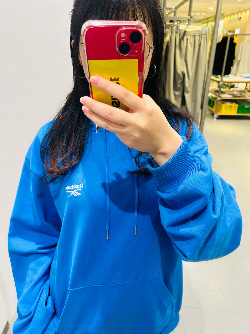 ブルー系のパーカーを着用したレディースの秋コーディネートの2枚目の写真