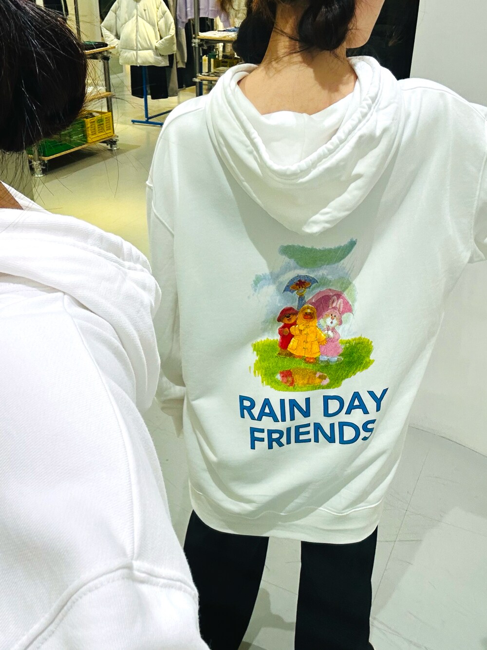 ホワイト系のパーカーを着用したレディースの秋コーディネートの2枚目の写真