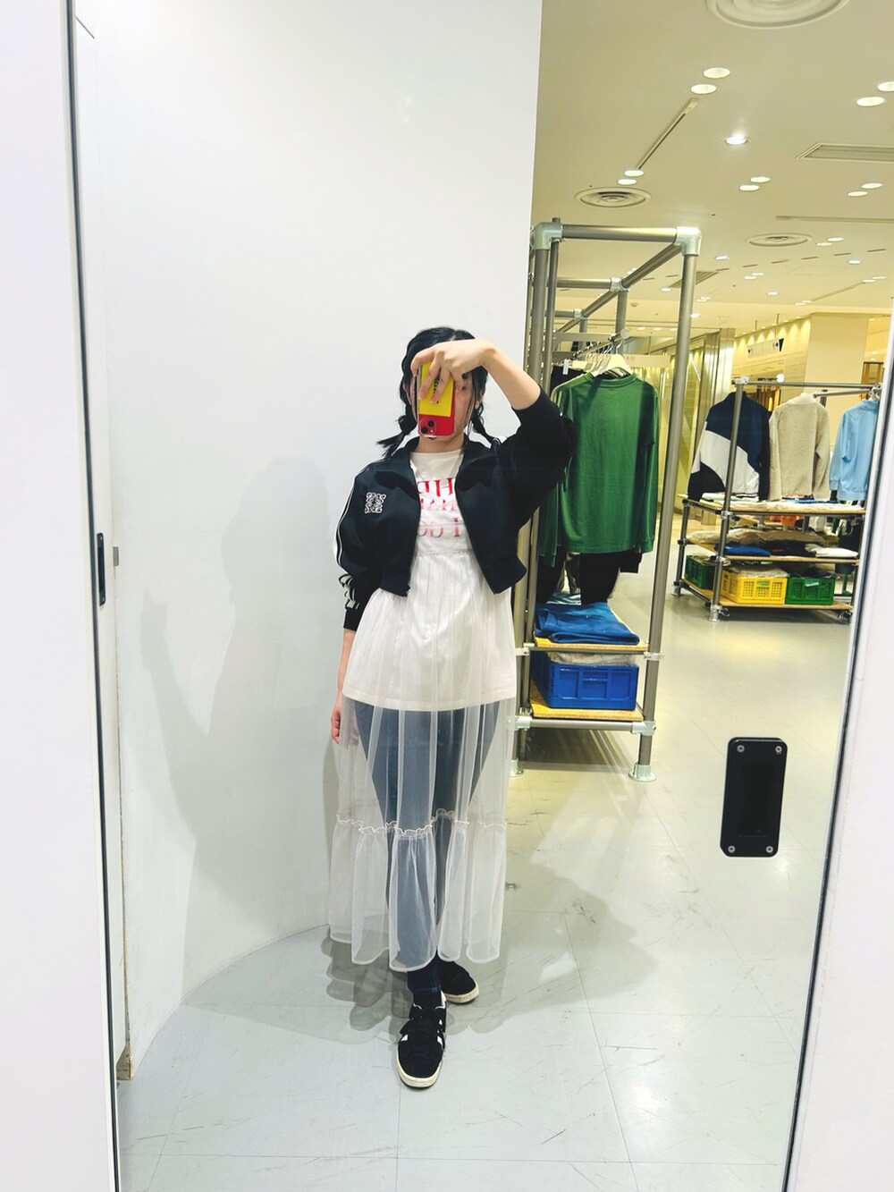 ブラック系のブルゾン、ホワイト系のTシャツ/カットソー、グレー系のワンピースを着用したレディースの秋コーディネートの2枚目の写真