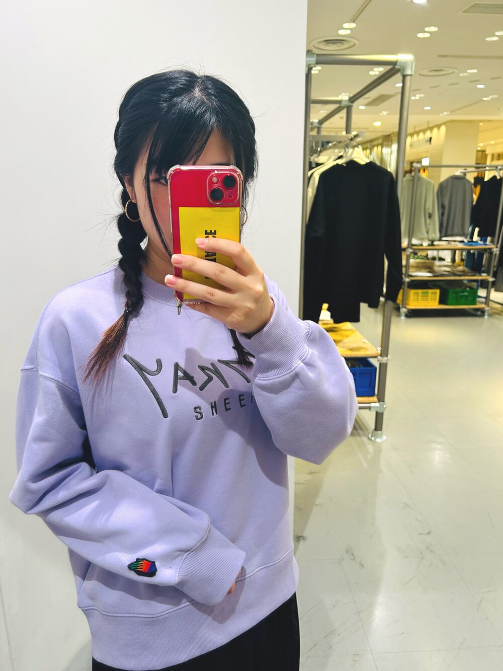 パープル系のスウェットを着用したレディースの秋コーディネートの2枚目の写真