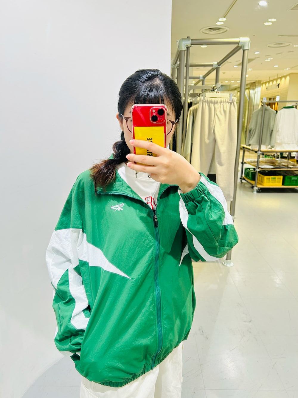 ホワイト系のTシャツ/カットソー、グリーン系のナイロンジャケットを着用したレディースの秋コーディネートの2枚目の写真