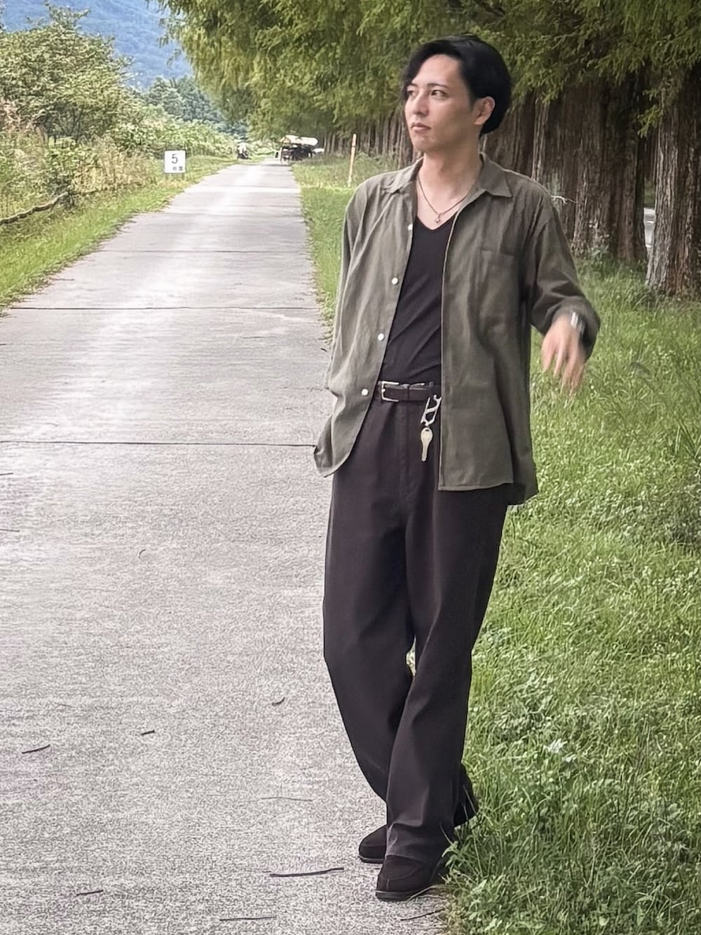 グリーン系のシャツ/ブラウス、ブラウン系のその他パンツ、ブラック系のバックパック/リュックを着用したメンズの秋コーディネートの2枚目の写真