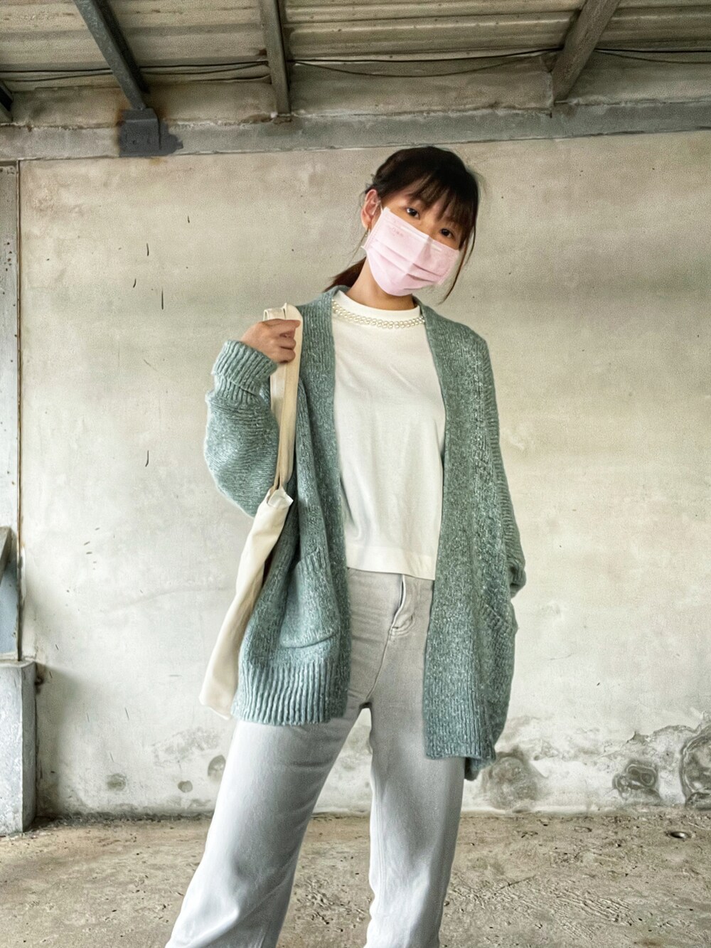 ホワイト系のスニーカー、ホワイト系のTシャツ/カットソー、グリーン系のノーカラージャケットを着用したレディースの秋コーディネートの2枚目の写真