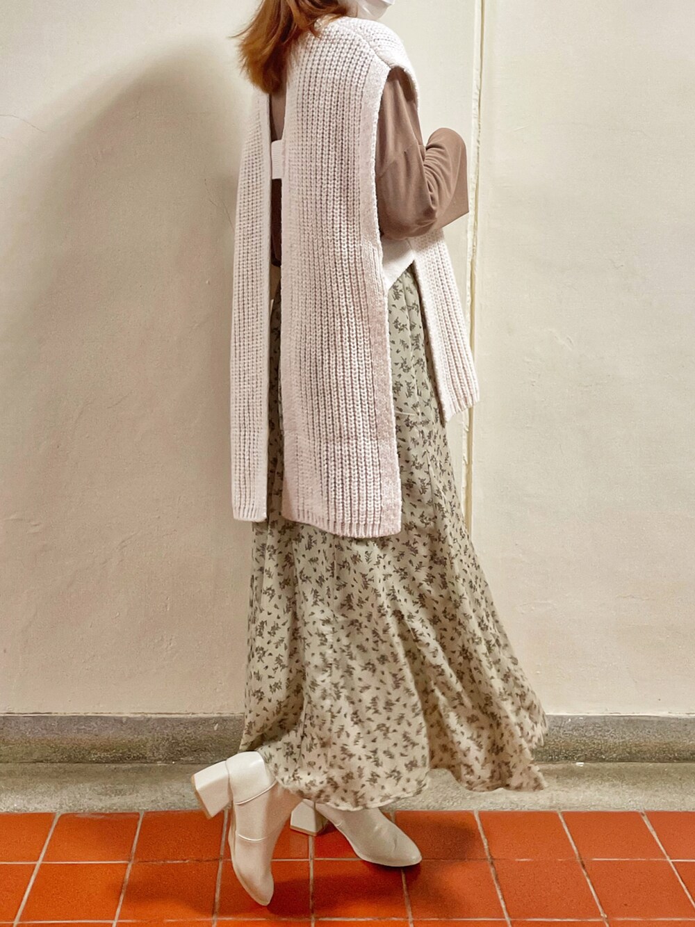 ホワイト系のベスト、ブラウン系のニット/セーターを着用したレディースの夏コーディネートの2枚目の写真