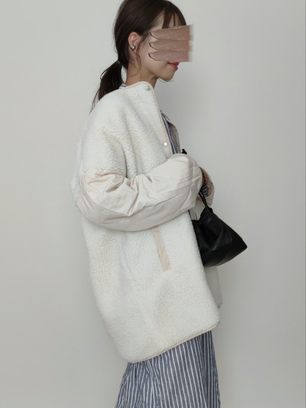 ホワイト系のノーカラージャケット、ブラック系のバレエシューズ、ブラック系のショルダーバッグを着用したレディースの秋コーディネートの3枚目の写真