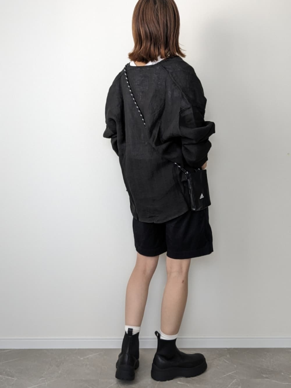ブラック系のシャツ/ブラウス、ホワイト系のTシャツ/カットソー、ブラック系のその他パンツを着用したレディースの夏コーディネートの2枚目の写真