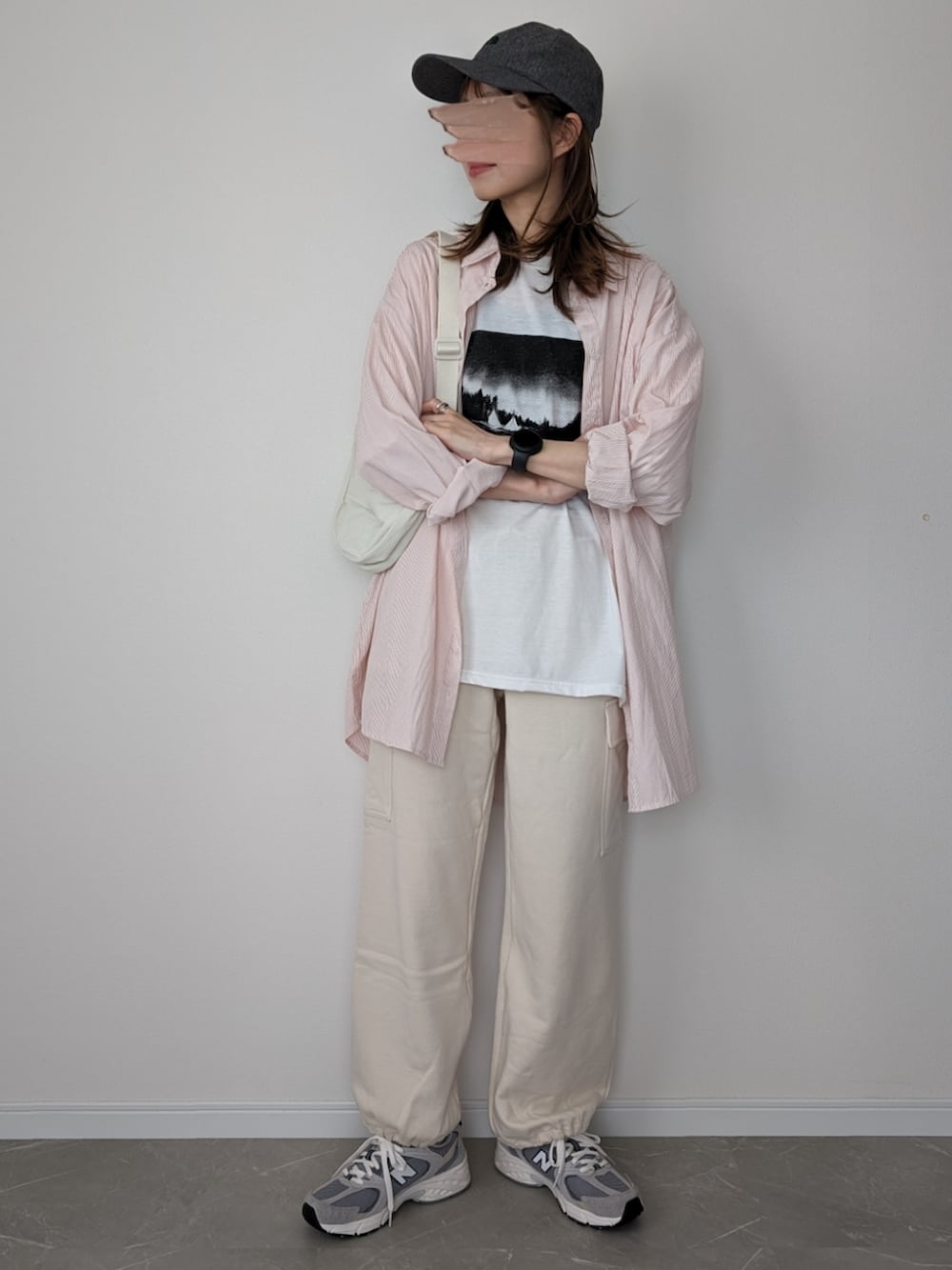 ホワイト系のTシャツ/カットソー、ピンク系のシャツ/ブラウス、ホワイト系のスウェットパンツを着用したレディースの春コーディネートの2枚目の写真