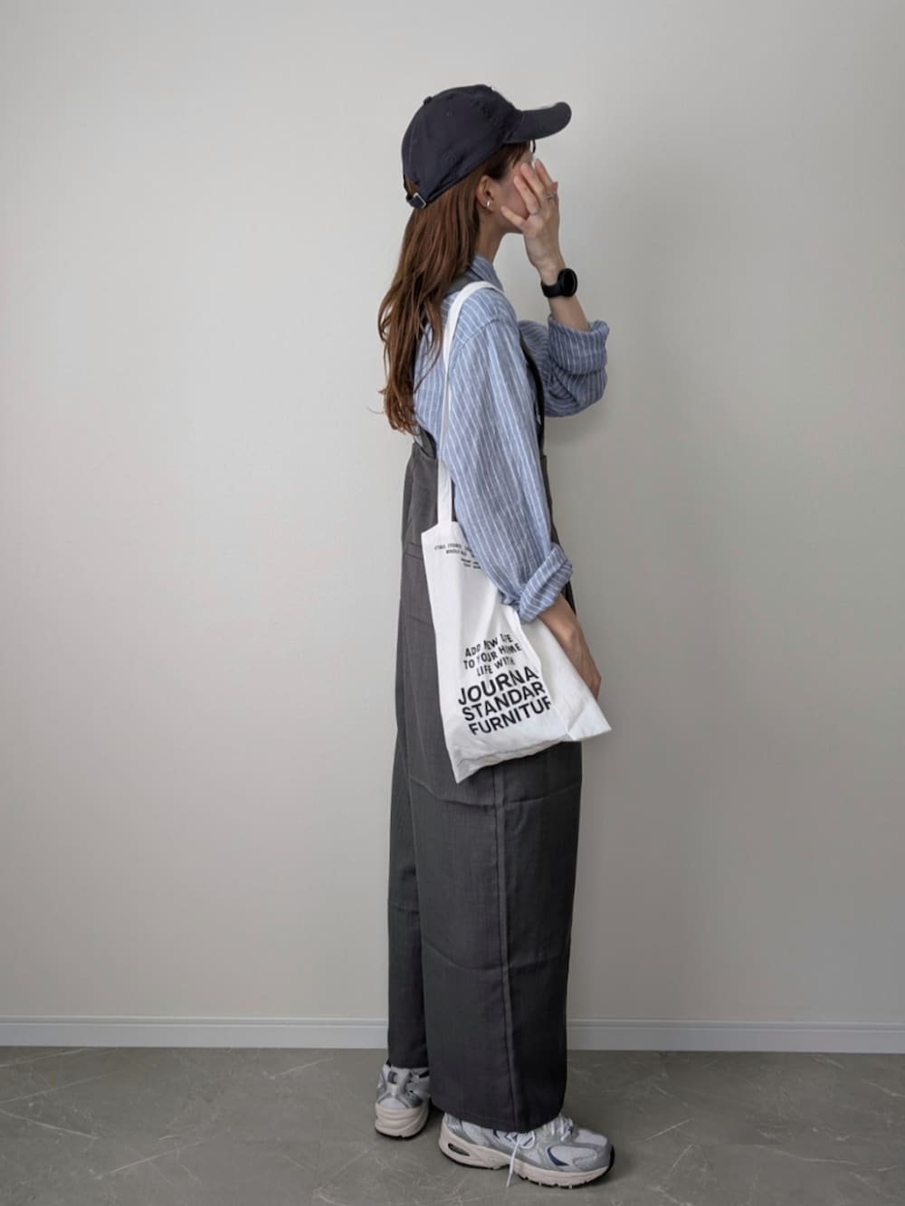 グレー系のサロペット/オーバーオール、ブルー系のシャツ/ブラウス、ホワイト系のトートバッグを着用したレディースの夏コーディネートの3枚目の写真