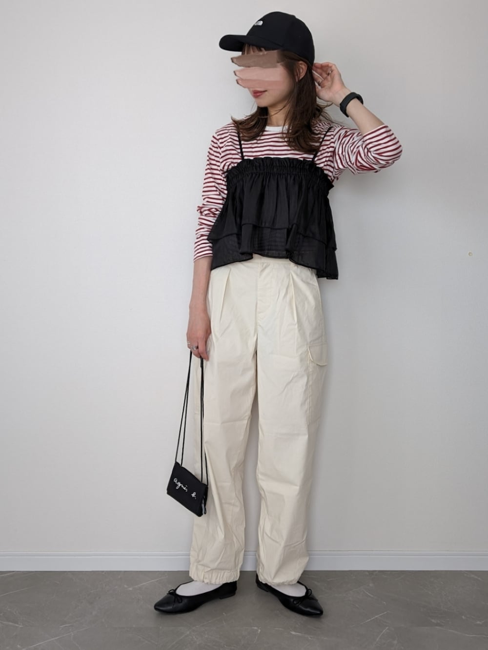 ブラック系のキャミソール、レッド系のTシャツ/カットソー、グリーン系のカーゴパンツを着用したレディースの夏コーディネートの2枚目の写真