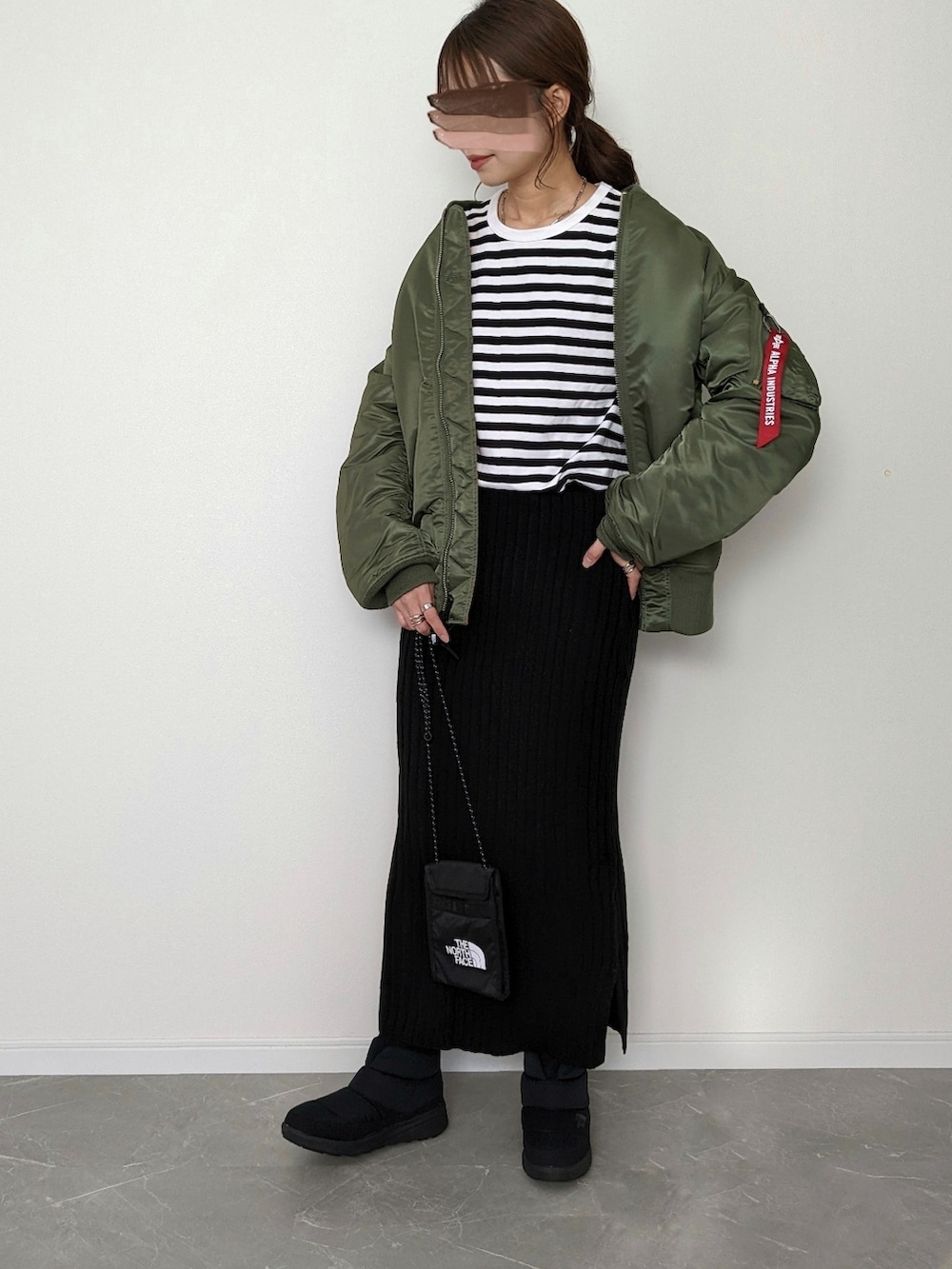 「MA-1、alpha、冬コーデ、冬アウター、ボーダー、ニットスカート、タイトスカート、ブーツ、ヌプシ、THE NORTH FACE、大人カジュアル、ミリタリー、クリスマスに着たい服、あったかコーデ、休日スタイル」｜「ALPHAのMA-1 CORE TALL（MA-1、グリーン系）」を使った、HALさん（レディース・162cm）の冬コーディネートの2枚目の写真