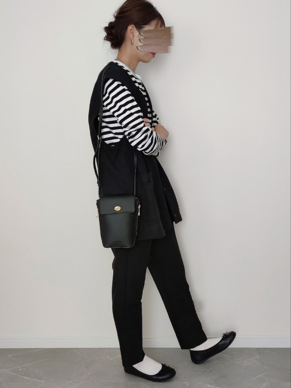 ブラック系のその他パンツ、ブラック系のTシャツ/カットソー、ブラック系のベストを着用したレディースの秋コーディネートの2枚目の写真