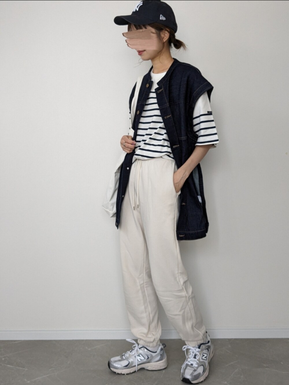 ブルー系のデニムジャケット、ホワイト系のTシャツ/カットソー、ホワイト系のスウェットパンツを着用したレディースの夏コーディネートの2枚目の写真