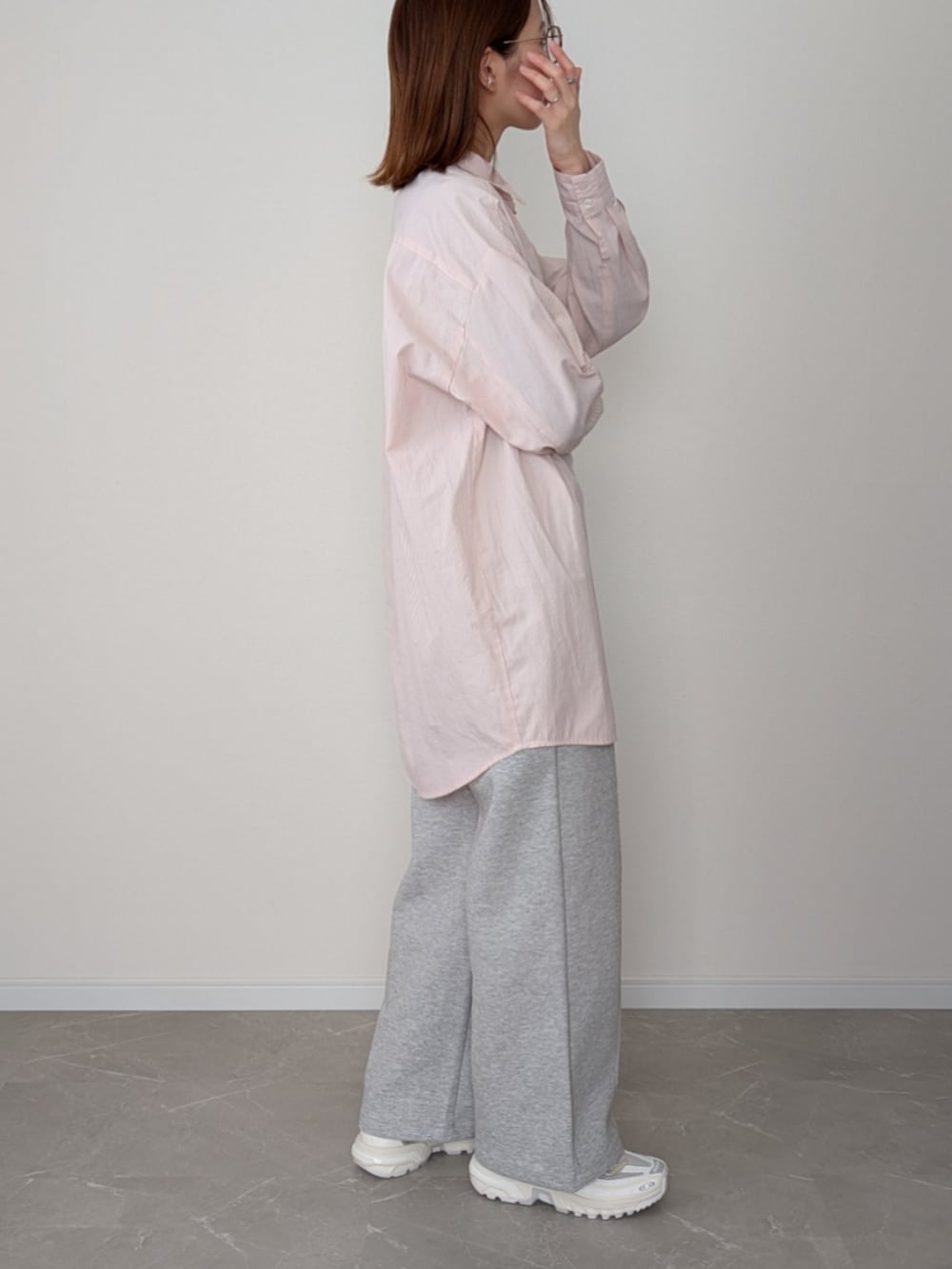 グレー系のスウェットパンツ、ピンク系のシャツ/ブラウス、ホワイト系のスニーカーを着用したレディースの冬コーディネートの4枚目の写真