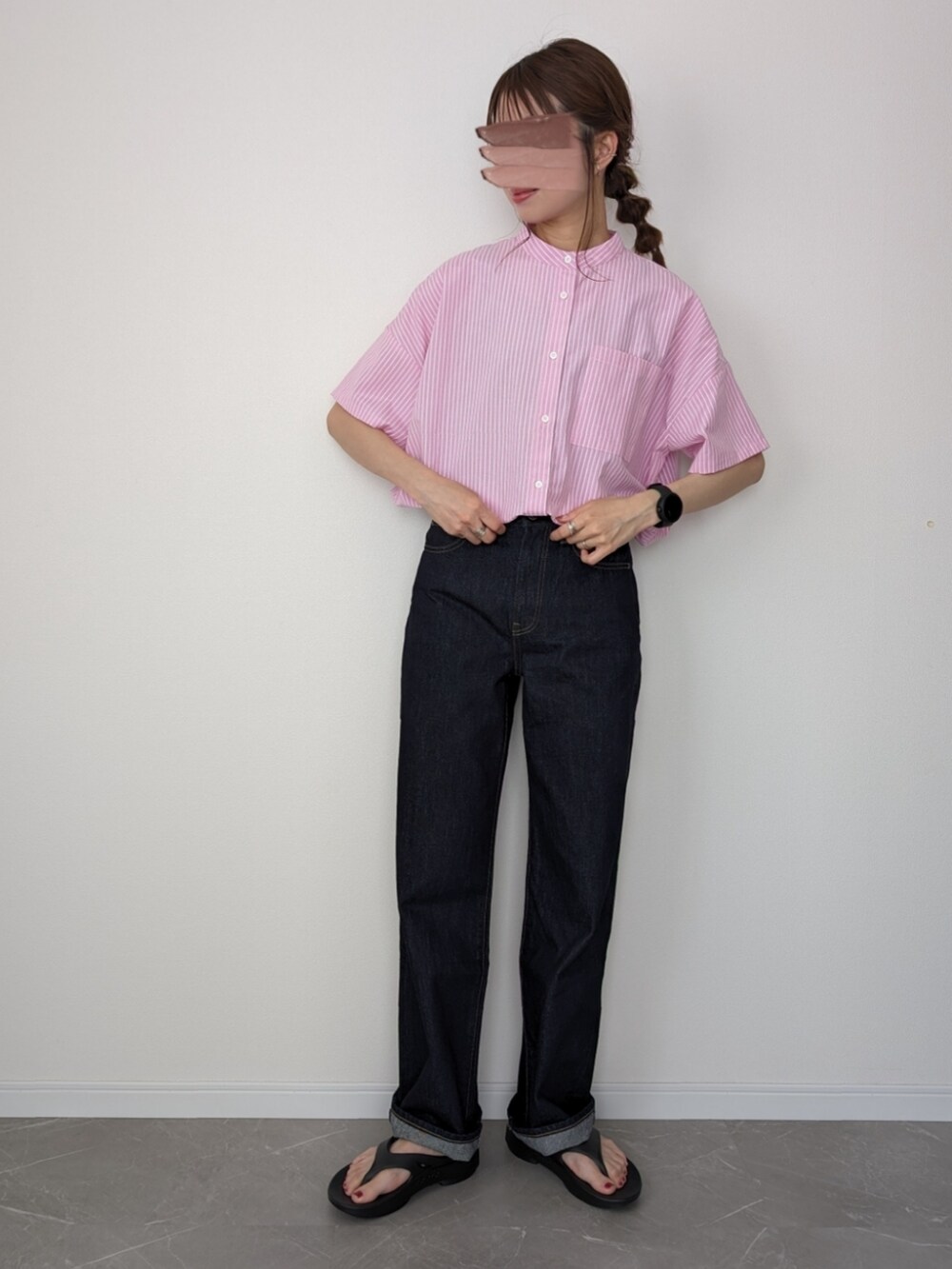 ブルー系のデニムパンツ、ブラック系のサンダル、ピンク系のシャツ/ブラウスを着用したレディースの夏コーディネートの3枚目の写真