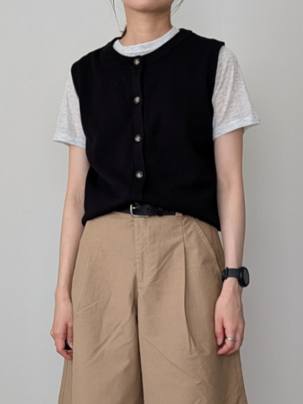 ブラック系のベスト、グレー系のTシャツ/カットソー、ブラック系のパンツを着用したレディースの夏コーディネートの2枚目の写真