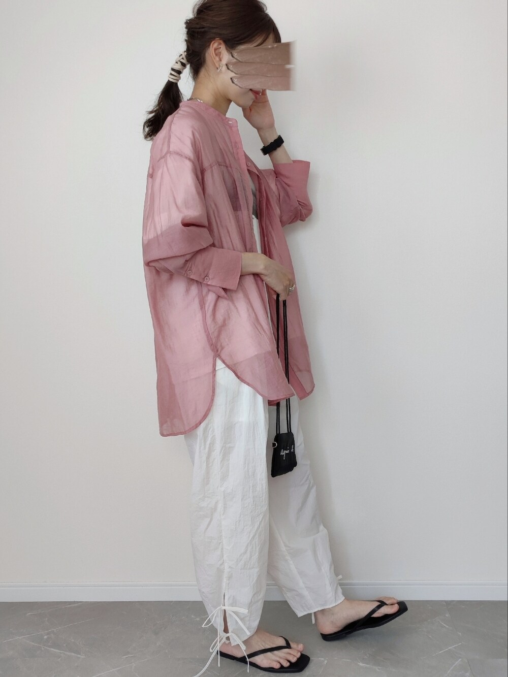 ホワイト系のその他パンツ、ピンク系のシャツ/ブラウス、ブラック系のサンダルを着用したレディースの夏コーディネートの2枚目の写真