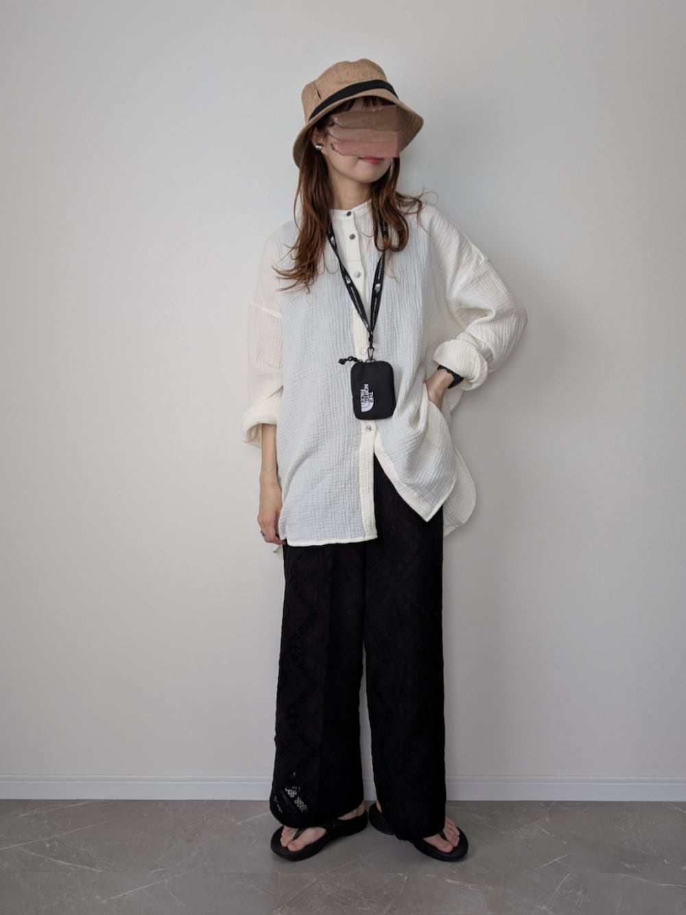 ブラック系のスラックス、ブルー系のシャツ/ブラウス、ブラック系のサンダルを着用したレディースの夏コーディネートの2枚目の写真