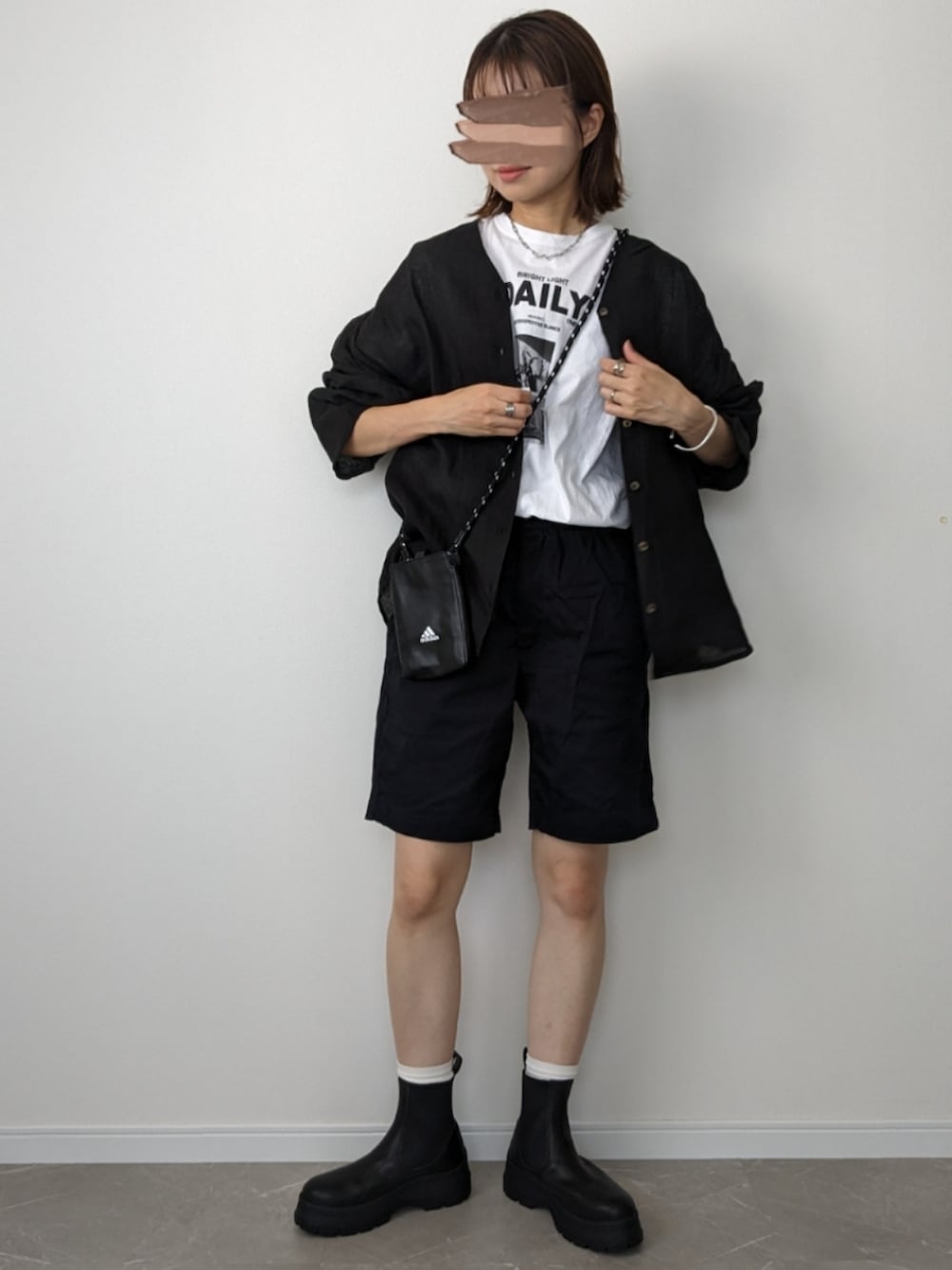 ブラック系のシャツ/ブラウス、ホワイト系のTシャツ/カットソー、ブラック系のその他パンツを着用したレディースの夏コーディネートの3枚目の写真