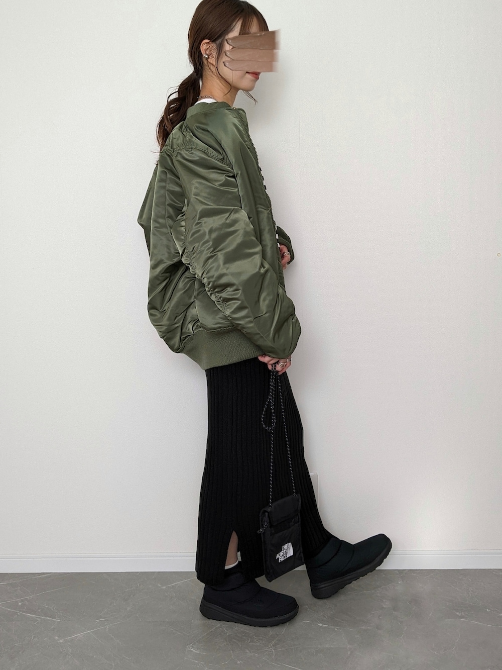 「MA-1、alpha、冬コーデ、冬アウター、ボーダー、ニットスカート、タイトスカート、ブーツ、ヌプシ、THE NORTH FACE、大人カジュアル、ミリタリー、クリスマスに着たい服、あったかコーデ、休日スタイル」｜「ALPHAのMA-1 CORE TALL（MA-1、グリーン系）」を使った、HALさん（レディース・162cm）の冬コーディネートの3枚目の写真