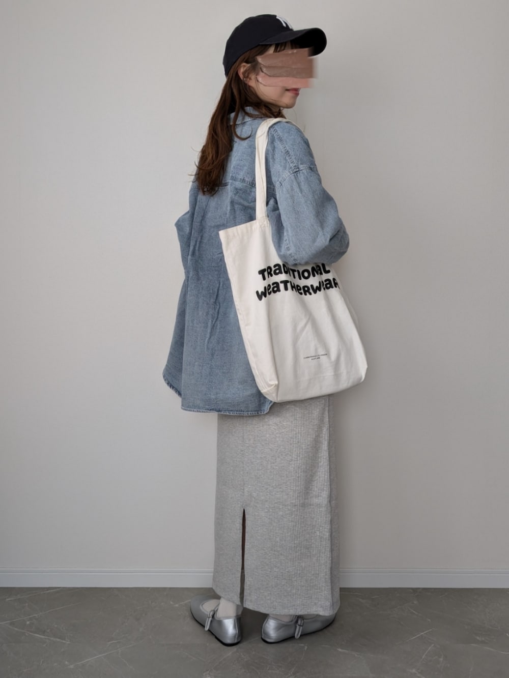 ブルー系のシャツ/ブラウス、ホワイト系のTシャツ/カットソー、グレー系のスカートを着用したレディースの春コーディネートの2枚目の写真