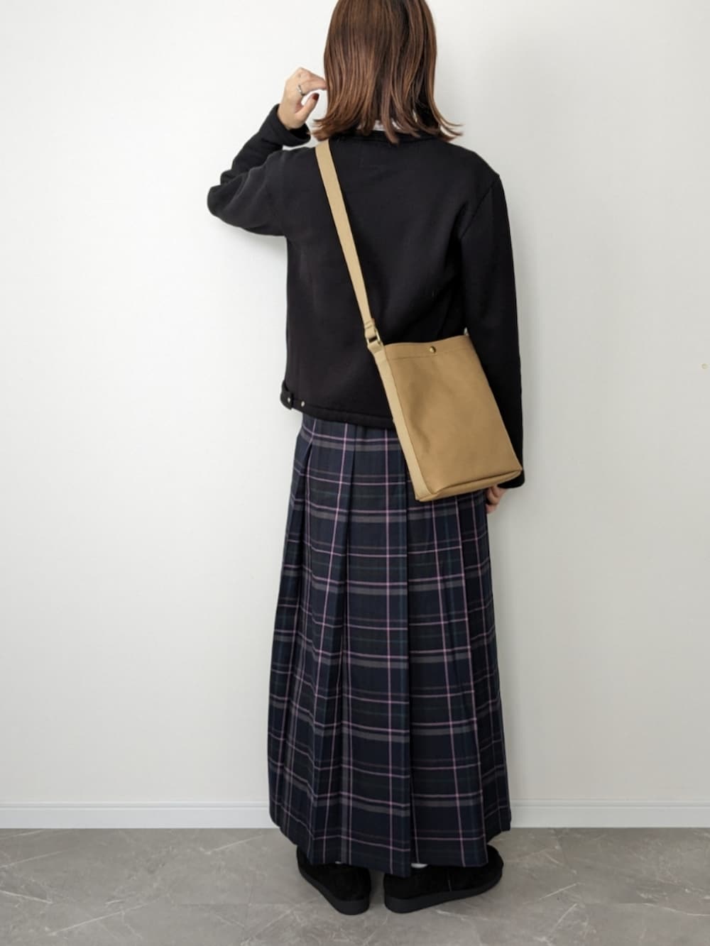 「大人カジュアル、チェックスカート、ロングスカート、プリーツスカート、カーディガン、agnes b.、レイヤードスタイル、タートルネック、モカシン、ショルダーバッグ、秋コーデ、秋服、大人女子、ママコーデ、forksy」｜「forksy.の【forksy.】チェックプリーツロングスカート（スカート、ブルー系）」を使った、HALさん（レディース・162cm）の秋コーディネートの2枚目の写真
