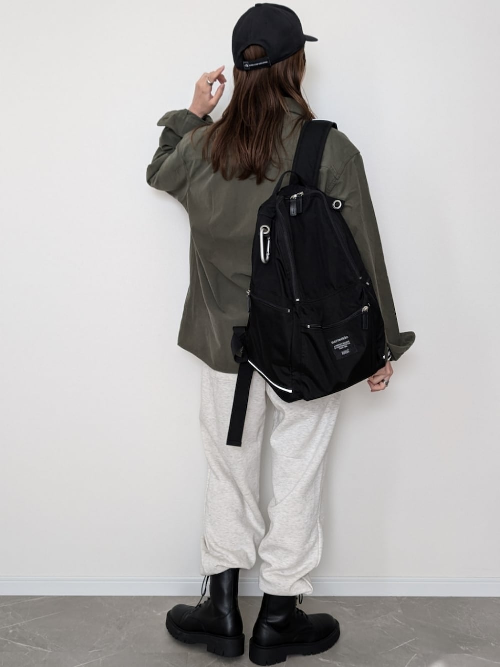 「couro、スウェット、スウェットパンツ、スウェットコーデ、ブーツ、ボーダー、シャツスタイル、ワークシャツ、キャップ、秋コーデ、テーマパークコーデ、メンズライク、大人カジュアル、ママコーデ、ロゴスウェット」｜「UNIQLOのアイテム（Tシャツ/カットソー、ホワイト系）」を使った、HALさん（レディース・162cm）の秋コーディネートの2枚目の写真