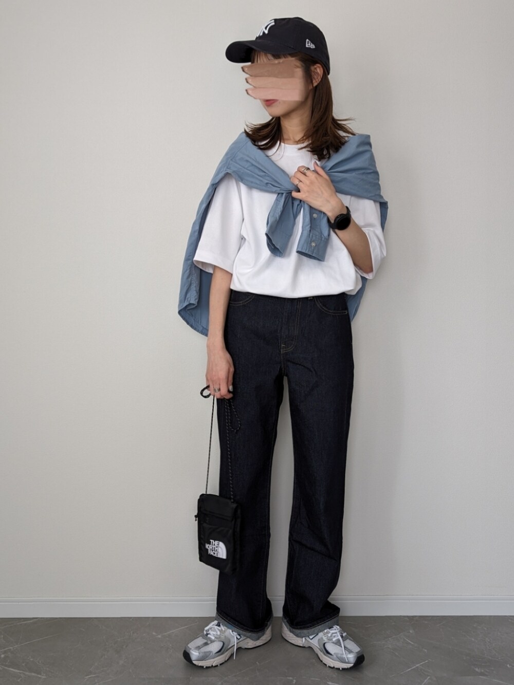ホワイト系のTシャツ/カットソー、ブルー系のシャツ/ブラウス、ブルー系のデニムパンツを着用したレディースの春コーディネートの2枚目の写真