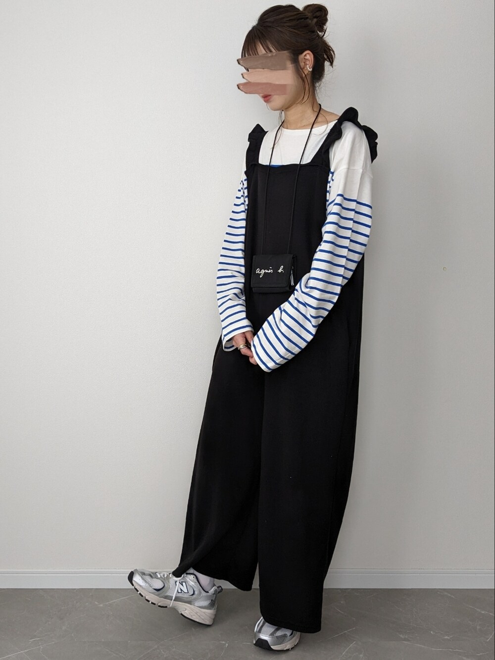 ブルー系のTシャツ/カットソー、ブラック系のサロペット/オーバーオール、シルバー系のスニーカーを着用したレディースの春コーディネートの2枚目の写真