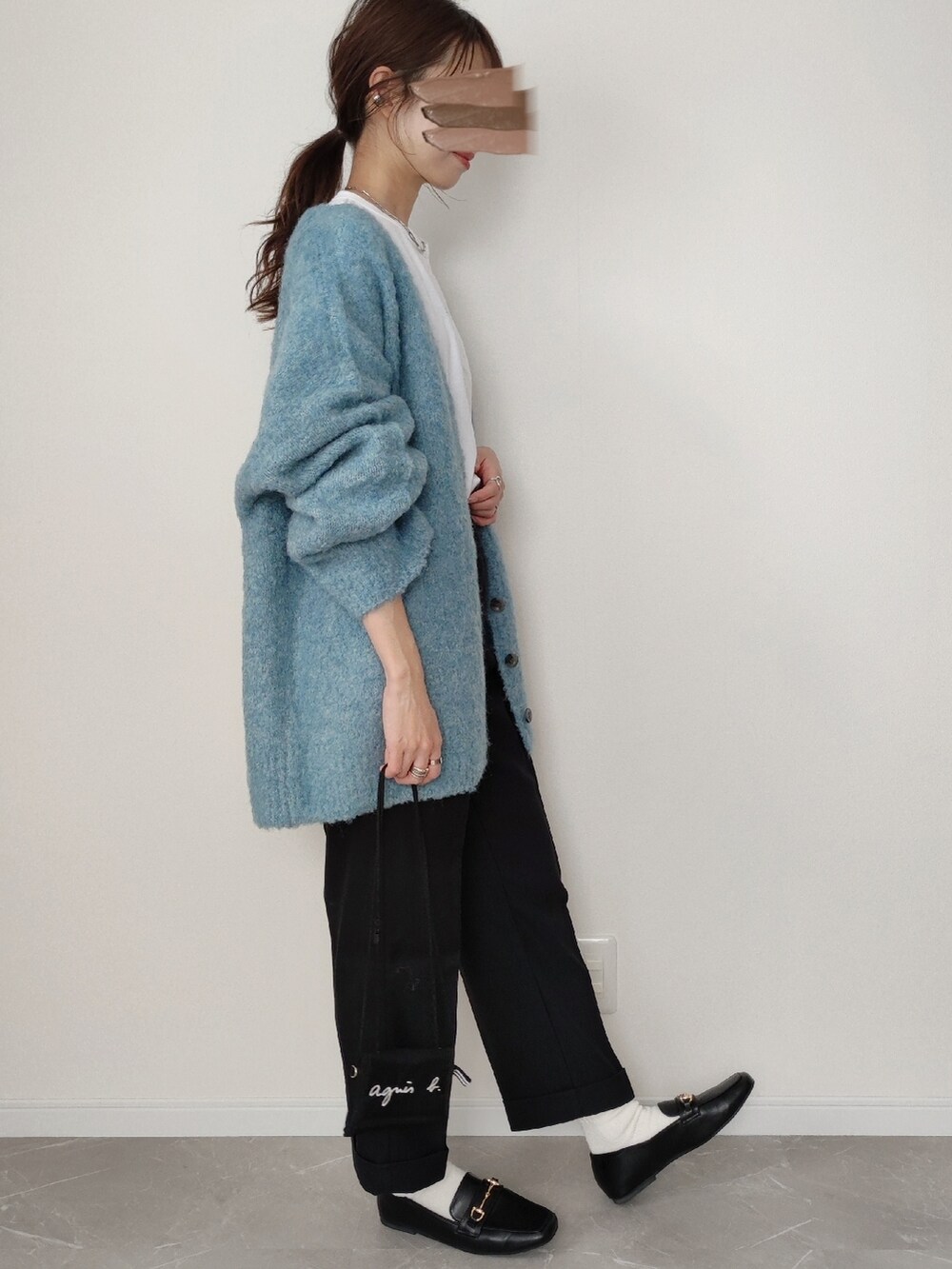 ブルー系のカーディガン/ボレロ、ブラック系のその他パンツ、ホワイト系のTシャツ/カットソーを着用したレディースの冬コーディネートの3枚目の写真