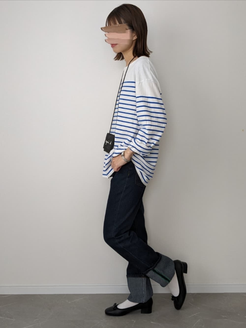 ブルー系のデニムパンツ、ブルー系のTシャツ/カットソー、ブラック系のバレエシューズを着用したレディースの秋コーディネートの3枚目の写真