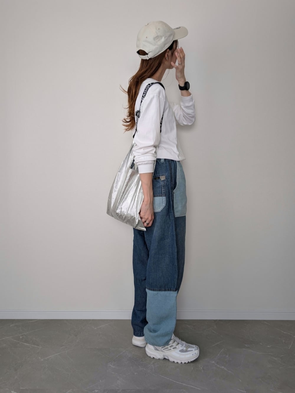 ホワイト系のTシャツ/カットソー、シルバー系のエコバッグ/サブバッグ、ブラック系のエコバッグ/サブバッグを着用したレディースの秋コーディネートの2枚目の写真