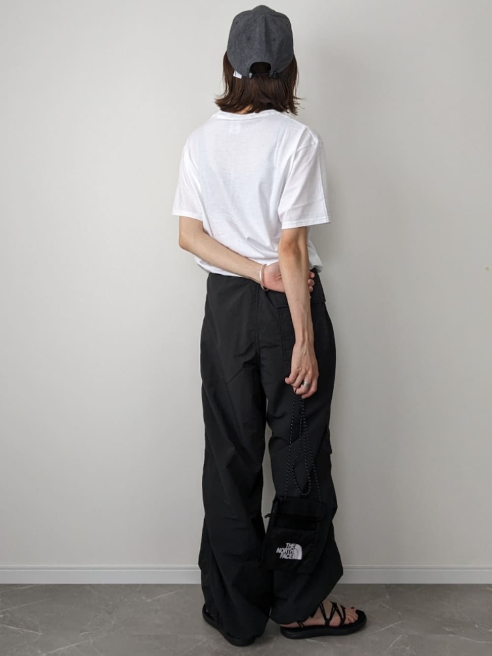 「みんなの白Tフェス、ロゴT、夏だ！Tシャツ着よう！、パラシュートパンツ、GU、ジーユー、大人コーデ、キャップ、メンズライク、カジュアル、teva、ミニバッグ、シンプルコーデ、プチプラ、ママコーデ」｜「GUのパラシュートパンツ（パンツ、グレー系）」を使った、HALさん（レディース・162cm）の夏コーディネートの2枚目の写真