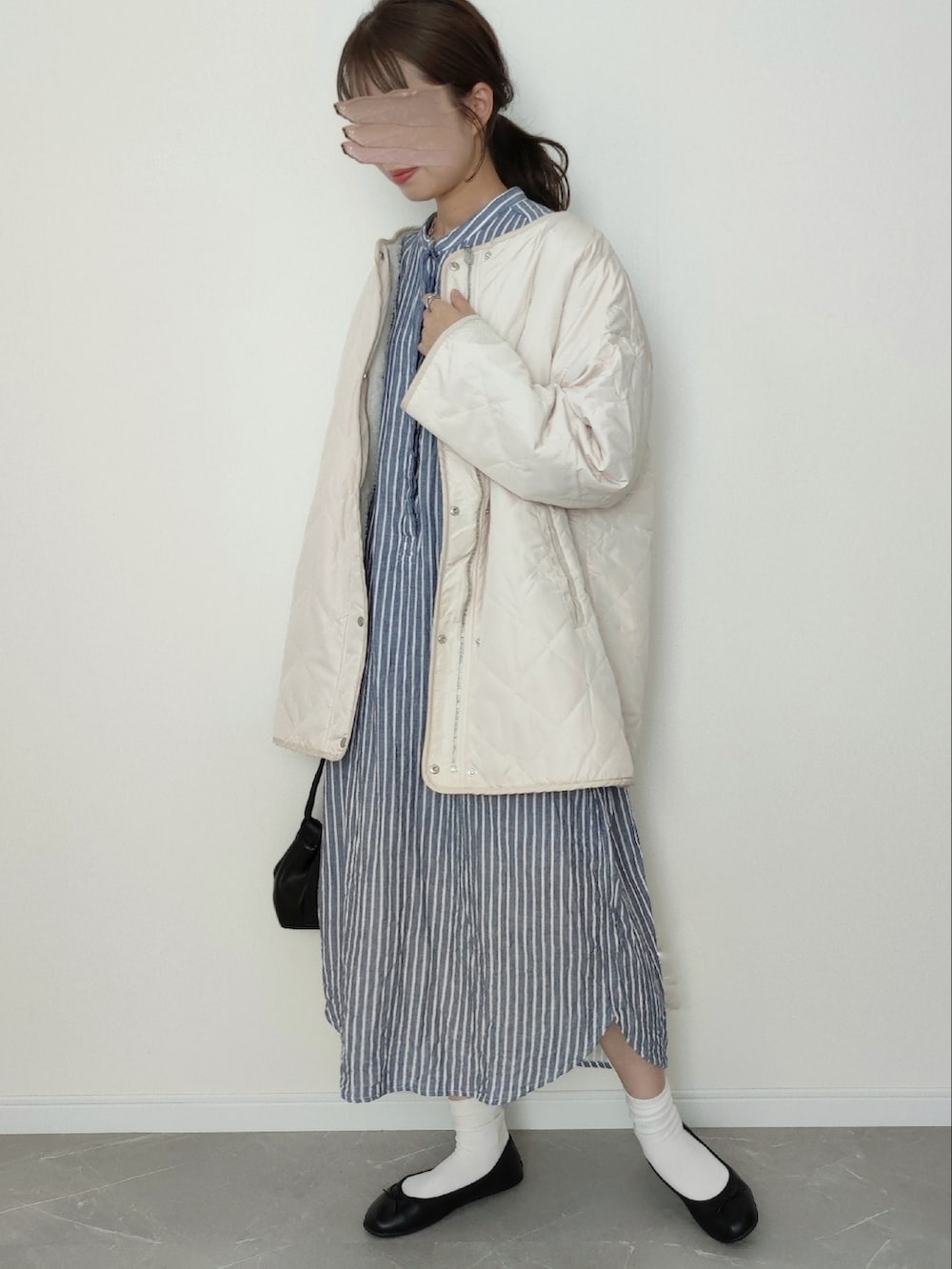 ホワイト系のノーカラージャケット、ブラック系のバレエシューズ、ブラック系のショルダーバッグを着用したレディースの秋コーディネートの2枚目の写真