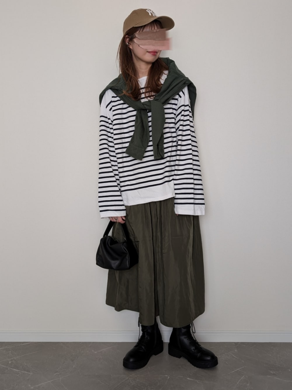 グリーン系のスカート、グリーン系のシャツ/ブラウス、ブラック系のTシャツ/カットソーを着用したレディースの冬コーディネートの2枚目の写真