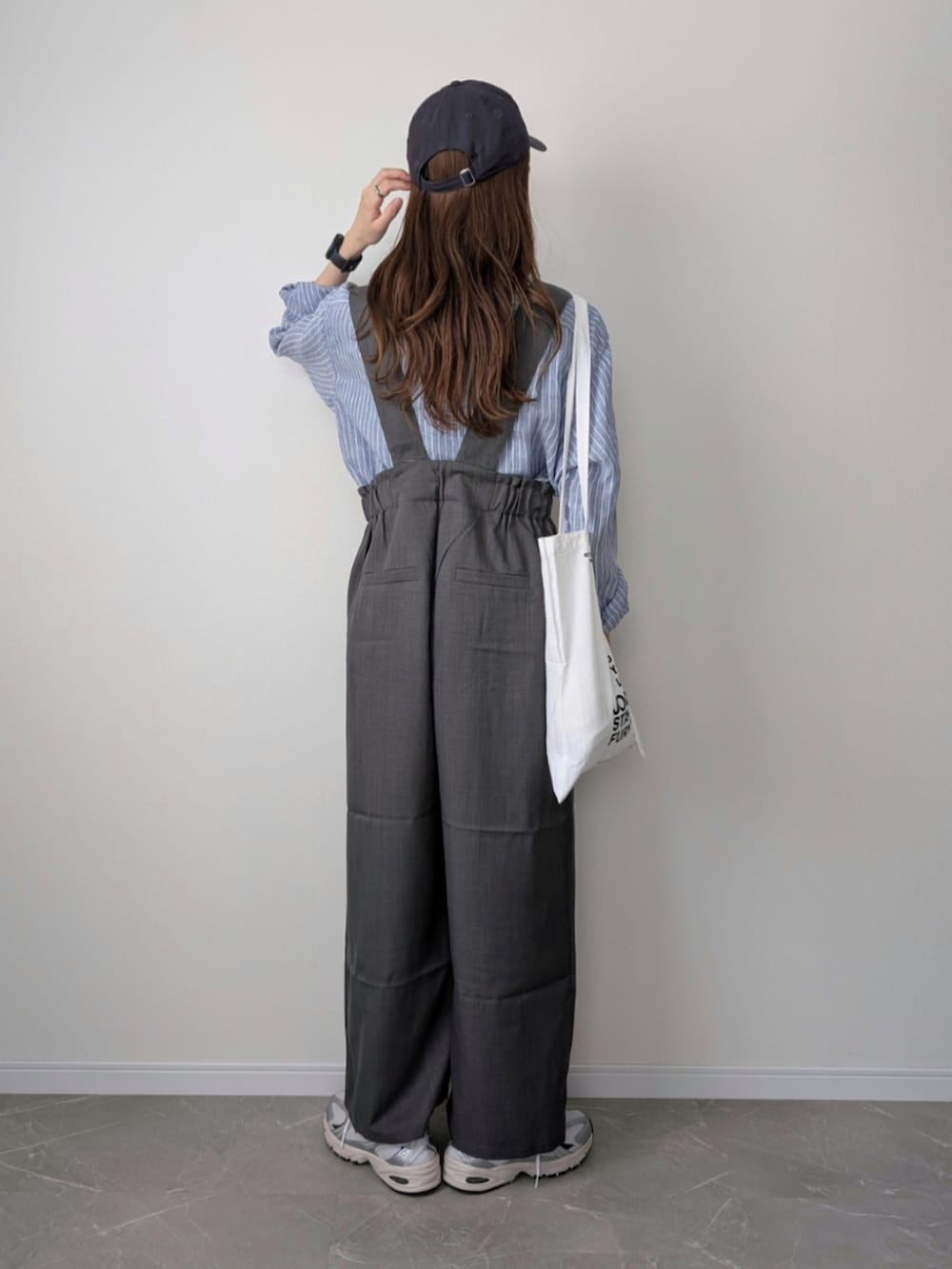 グレー系のサロペット/オーバーオール、ブルー系のシャツ/ブラウス、ホワイト系のトートバッグを着用したレディースの夏コーディネートの2枚目の写真