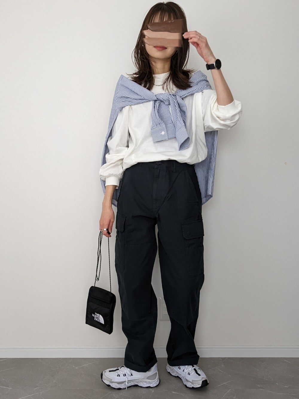 ホワイト系のTシャツ/カットソー、ブルー系のシャツ/ブラウス、ブルー系のカーゴパンツを着用したレディースの春コーディネートの2枚目の写真