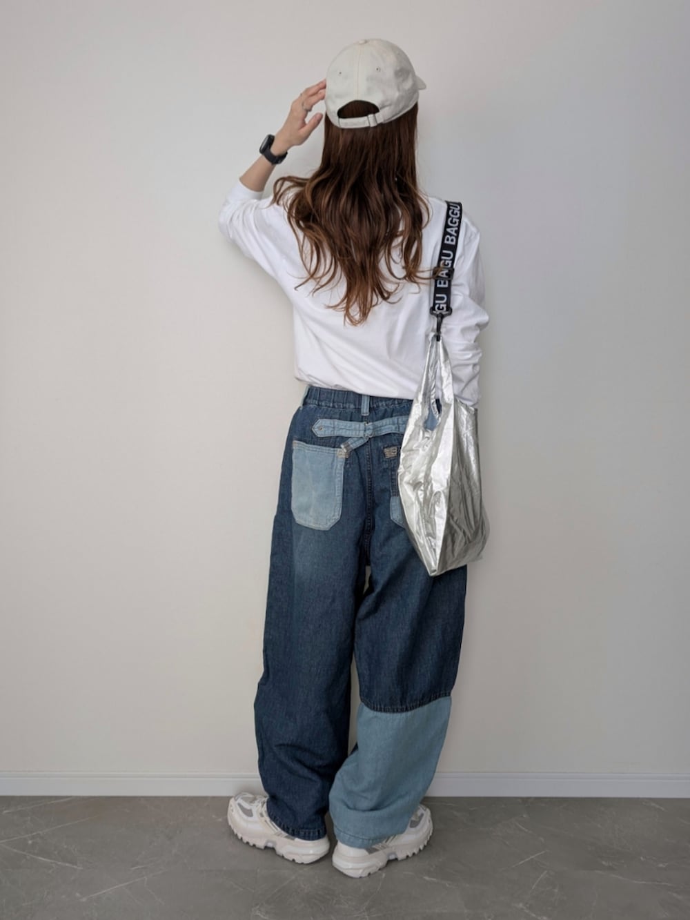 ホワイト系のTシャツ/カットソー、シルバー系のエコバッグ/サブバッグ、ブラック系のエコバッグ/サブバッグを着用したレディースの秋コーディネートの3枚目の写真