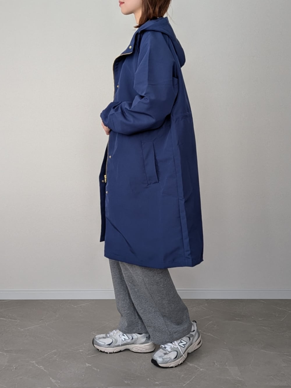 ブルー系のテーラードジャケット、グレー系のスウェットパンツ、シルバー系のスニーカーを着用したレディースの冬コーディネートの2枚目の写真