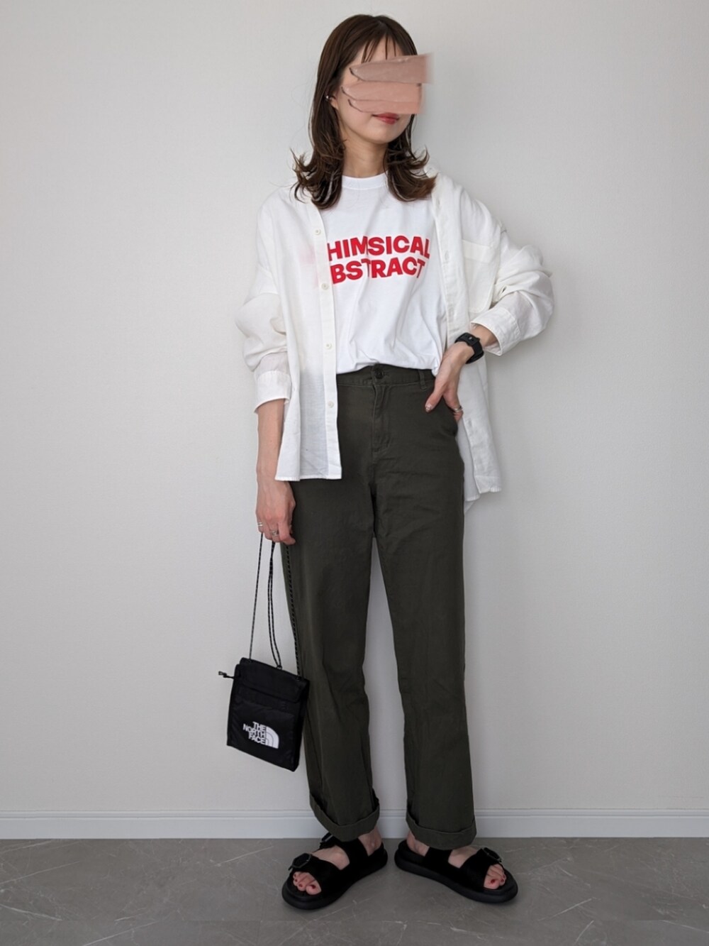 ホワイト系のTシャツ/カットソー、ホワイト系のシャツ/ブラウス、グリーン系のチノパンツを着用したレディースの夏コーディネートの2枚目の写真