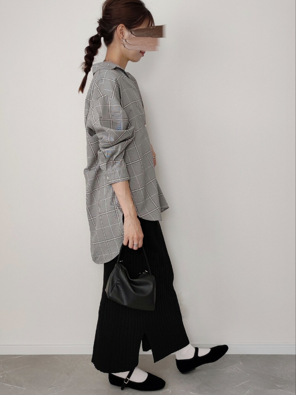 ブラウン系のシャツ/ブラウス、ブラック系のスカート、ブラック系のパンプスを着用したレディースの秋コーディネートの2枚目の写真