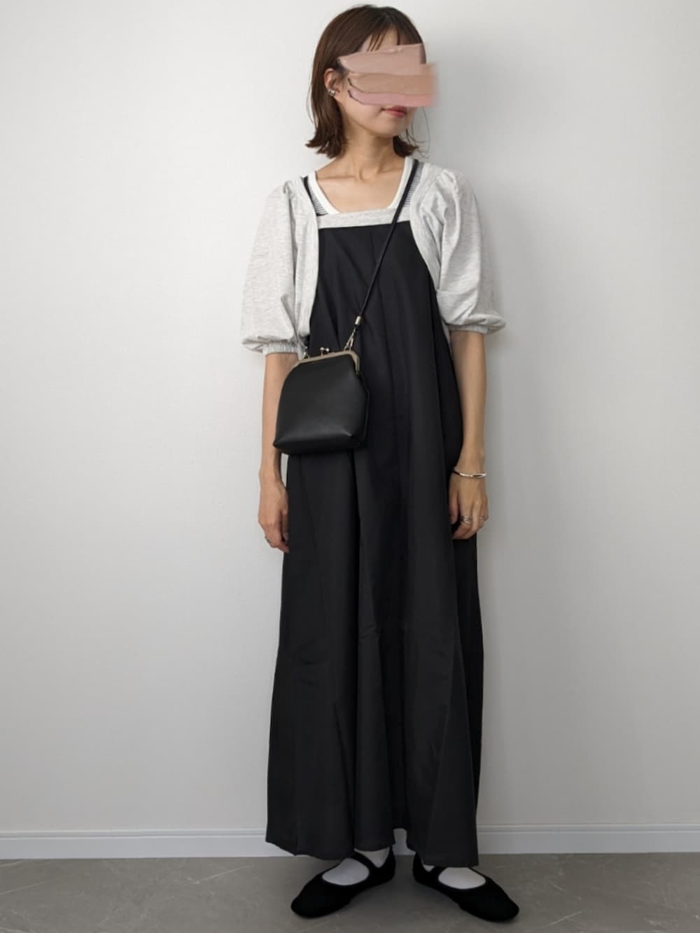 ベージュ系のワンピース、ブラック系のショルダーバッグ、ブラック系のパンプスを着用したレディースの夏コーディネートの2枚目の写真