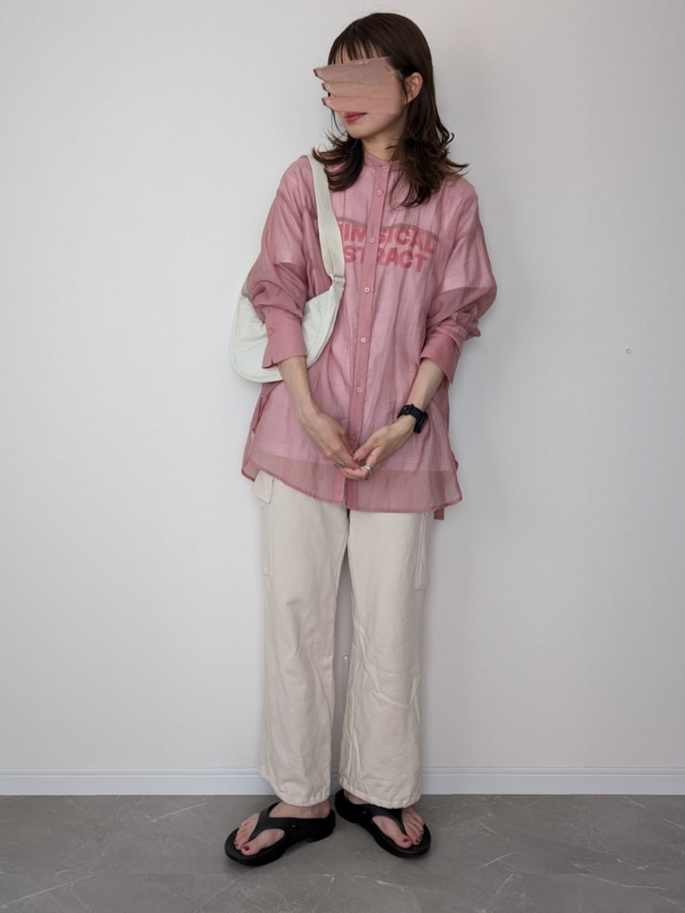 ホワイト系のTシャツ/カットソー、ピンク系のシャツ/ブラウス、ホワイト系のスウェットパンツを着用したレディースの夏コーディネートの2枚目の写真